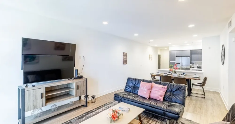 Bright & Modern Berlin Stay — Steps from the Best of the City - Picture 1