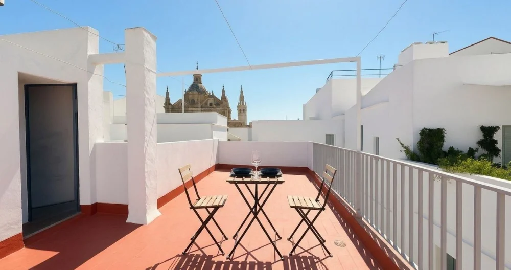 Centrally located penthouse with Balconies and views of the Giralda - Picture 1