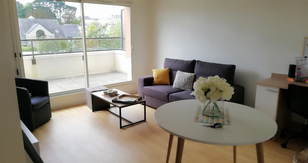 Beautiful, quiet apartment very close to downtown with parking - Picture 1
