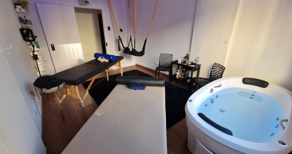 Cairo's listing on misterb&b - Massage room with a massage table, sling, and hydrotherapy