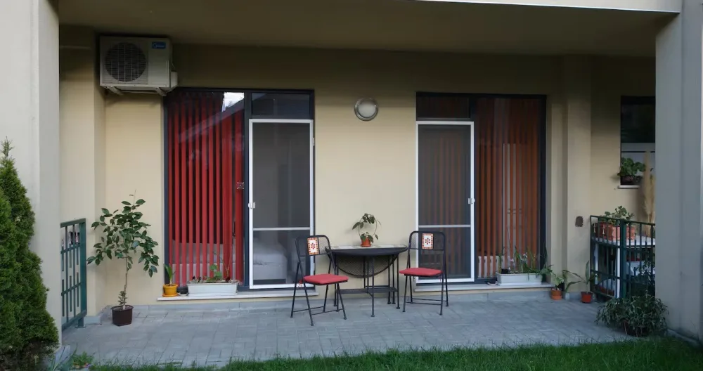 Studio with a Garden - Picture 1