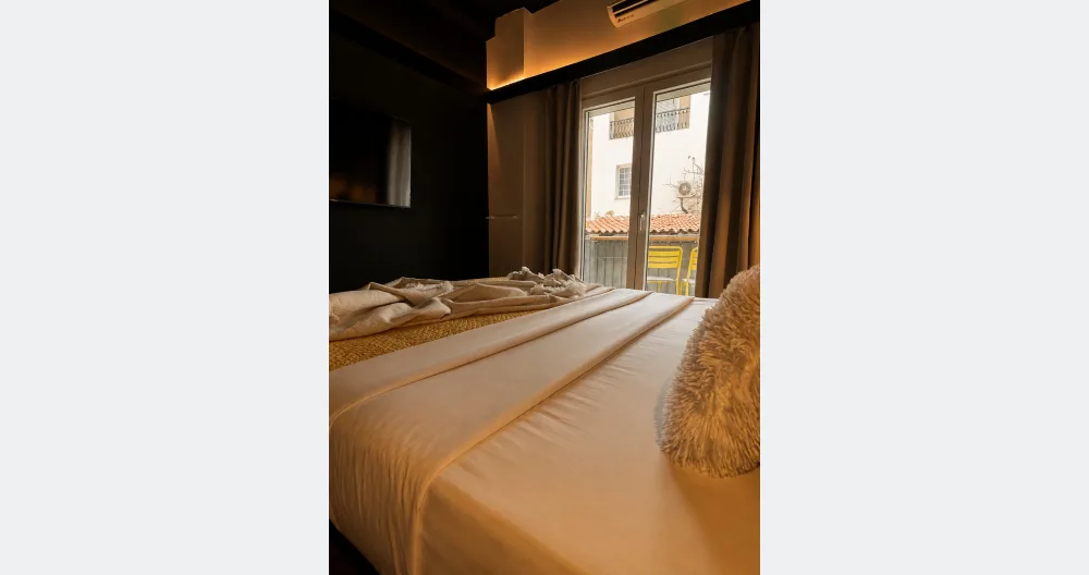 Chic Athens Studio · Modern & Central - Picture 1