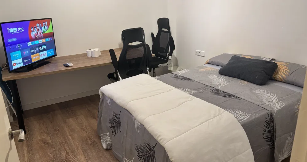 Chambre en plein cœur du quartier de Gràcia. À proximité du métro et de jolies places - Photo 2