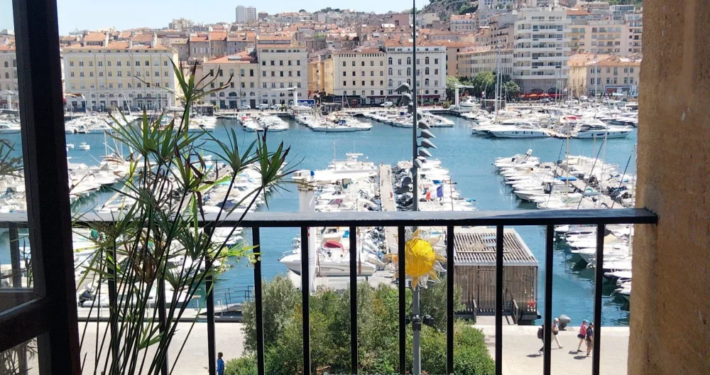 Zauberhafter Blick auf den Alten Hafen und die „Bonne Mère“ · Sonnendurchflutete Loggia - Foto 1