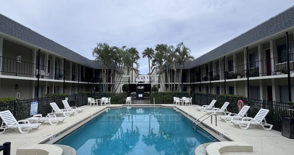 Anuncio de Alejandro en misterb&b - Excelente piscina para disfrutar del sol de Florida. ☀