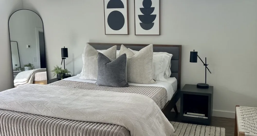 Tim's listing on misterb&b - •Queen Bed w/ comfortable memory foam mattress 
•Bench 
•Hooks for hanging 
•Closet
•Dual lamps/wireless phone chargers