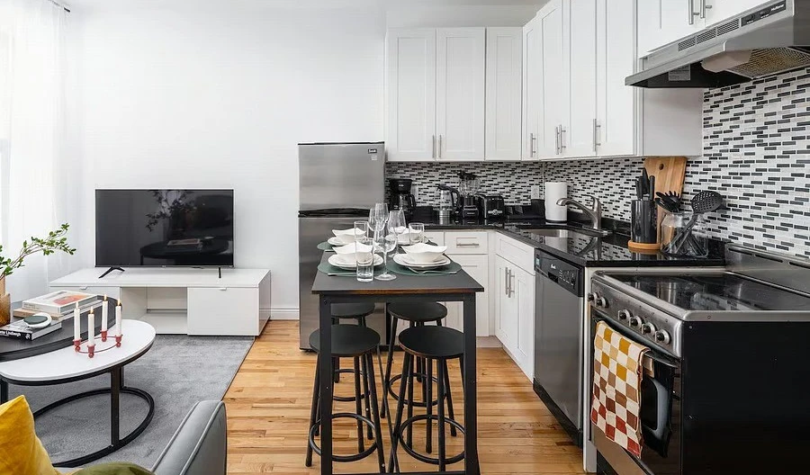 Bright & Stylish 2BR Retreat on Iconic Commercial Street - Foto 1