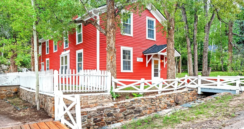 Jeof's listing on misterb&b - The Peter MacFarlane home features ample parking for 5-6 cars or a medium-sized toy trailer, and a large yard, in addition to the 3-bedroom house perfect for friends, clubs, and families of choice on a mountain getaway. 