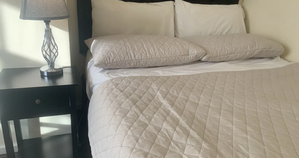 Quarto no centro de SW1: cama king size, TV de 65", cozinha compacta e mesa de trabalho - Foto 1