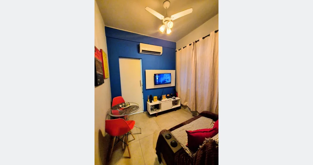 Annonce de Julio sur misterb&b - 1 salon/salle à manger avec un canapé-lit (télévision avec services de streaming inclus, climatisation et Wi-Fi)