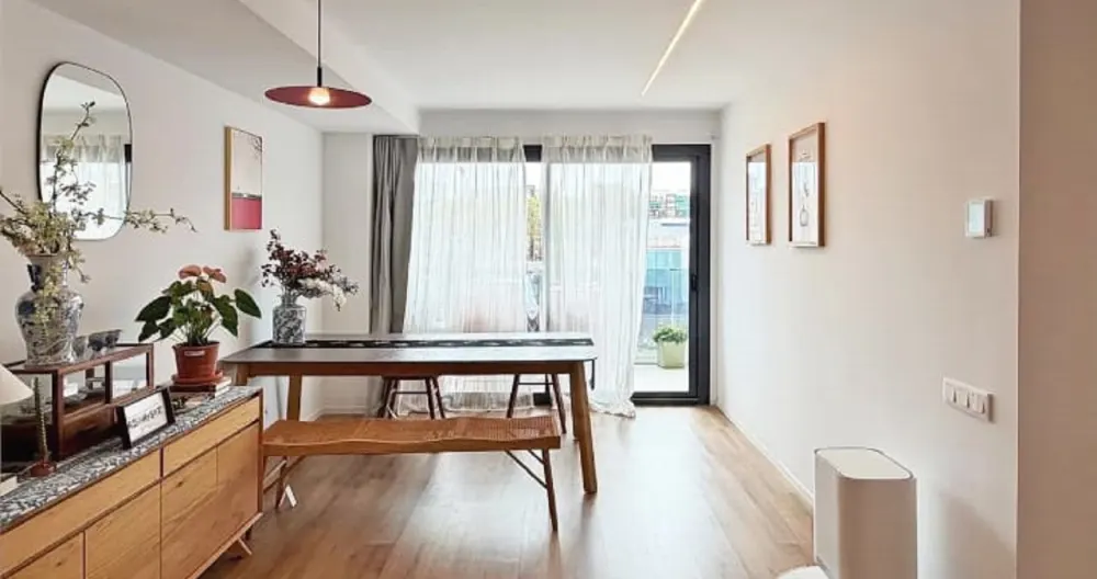 Elegant Urban Retreat in a Prime Location Furnished Two Rooms - Picture 2