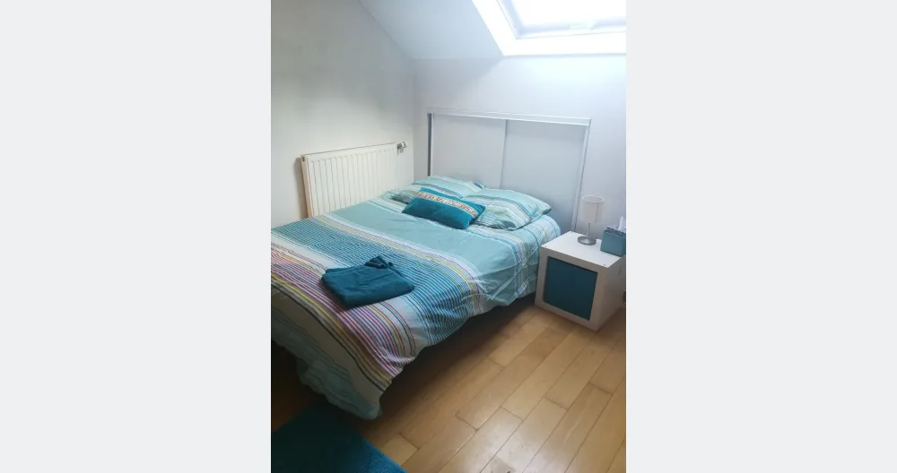 Quarto bonito com secretária - Foto 1