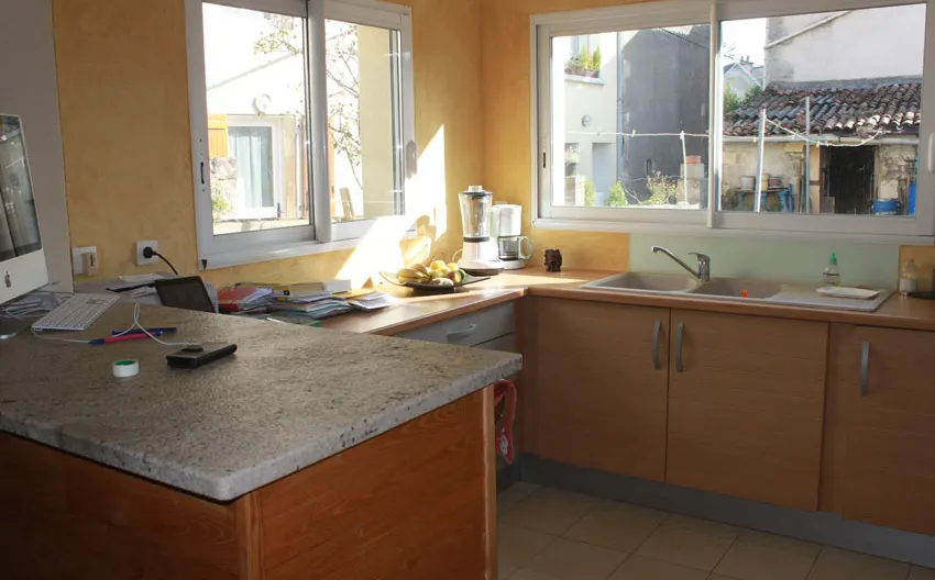 Anuncio de Patrick en misterb&b - le côté cuisine et espace repas pris en commun