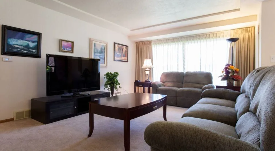 Sunny and Comfy Tabor 2 Bedrooms - 1100 Sq Ft w/Central Heat & A/C! - Picture 1