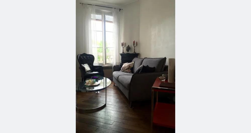 Sofa bed in living room near Sacré-Coeur - Picture 1